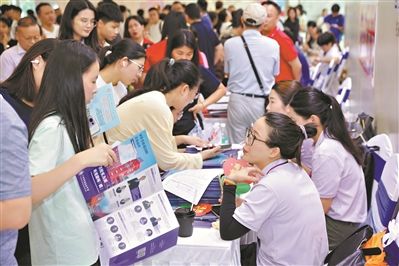 廣州中考補錄招生咨詢會火熱舉行 家長點贊 專業(yè)實在